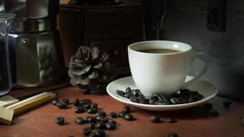 xícara de café e grãos de café no fundo da imagem vintage de madeira. foto