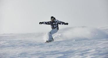 salto e passeio de snowboarder freestyle foto