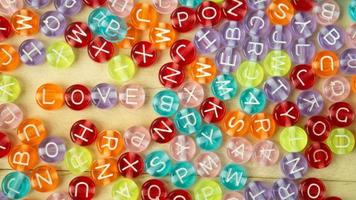 a palavra de amor em contas de alfabeto multicoloridas para conteúdo de fundo foto