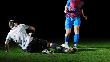 jogadores de futebol na competição pela bola foto