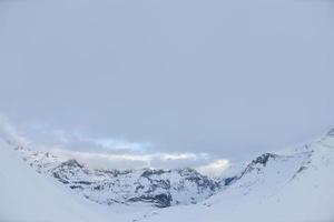 altas montanhas sob a neve no inverno foto
