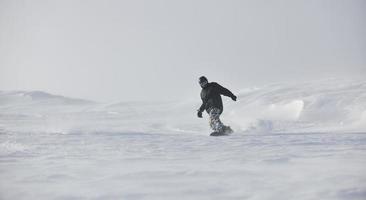 salto e passeio de snowboarder freestyle foto