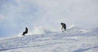 salto e passeio de snowboarder freestyle foto