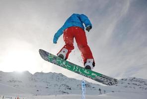 salto extremo de snowboard foto