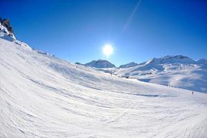 altas montanhas sob a neve no inverno foto