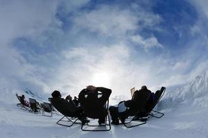 grupo de pessoas na neve na temporada de inverno foto