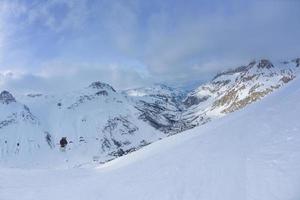 altas montanhas sob a neve no inverno foto