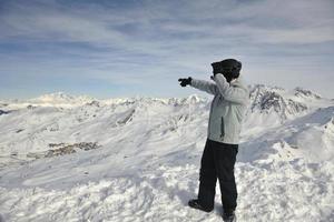 homem inverno neve esqui foto