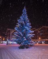 ruas nevadas da aldeia de montanha alpina foto