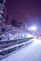 ruas nevadas da aldeia de montanha alpina foto