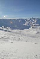 vista panorâmica das montanhas de inverno foto