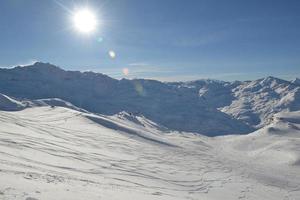 vista panorâmica das montanhas de inverno foto