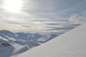 vista panorâmica das montanhas de inverno foto