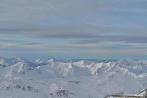 vista panorâmica das montanhas de inverno foto