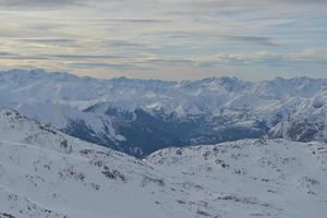 vista panorâmica das montanhas de inverno foto