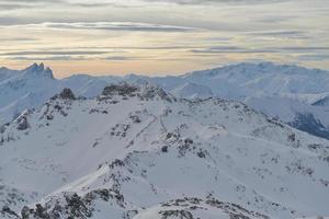 vista panorâmica das montanhas de inverno foto