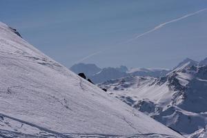 bela paisagem de montanha no inverno foto