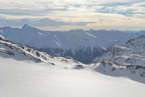 vista panorâmica das montanhas de inverno foto