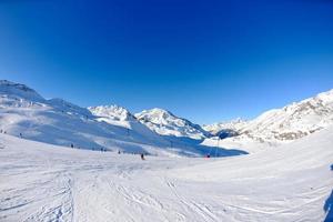 altas montanhas sob a neve no inverno foto