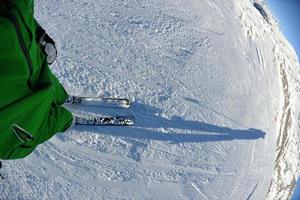 esqui na neve fresca na temporada de inverno em lindo dia ensolarado foto