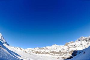 altas montanhas sob a neve no inverno foto