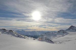 vista panorâmica das montanhas de inverno foto