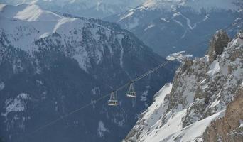 paisagem de inverno com cabine de teleférico foto