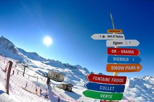 placa de sinal em altas montanhas sob neve no inverno foto