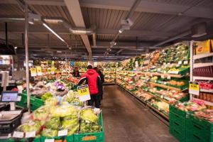 pessoas às compras no supermercado moderno foto