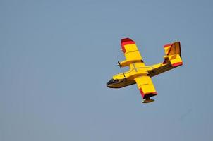 avião no mar tomando água foto