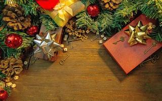 decorações de natal na mesa de madeira para conteúdo de férias. foto