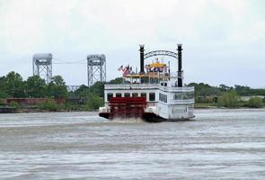 barco a vapor no rio mississippi perto de nova orleães foto