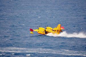 avião no mar tomando água foto