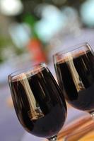 dois copos no restaurante externo com vinho preto foto