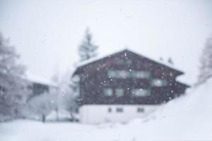 casa de montanha em tempestade de neve foto