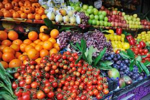 frutas e legumes frescos no mercado foto