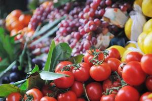 frutas e legumes frescos no mercado foto