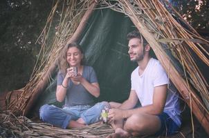 casal passando tempo juntos na barraca de palha foto