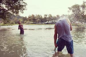 jovens se divertindo com armas de água foto