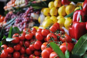 frutas e legumes frescos no mercado foto