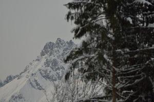 paisagem de montanha do inverno foto