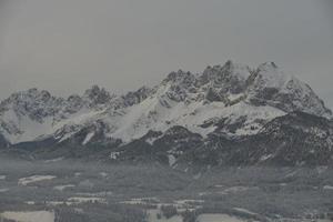 paisagem de montanha do inverno foto