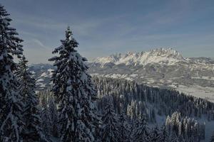 paisagem de montanha do inverno foto