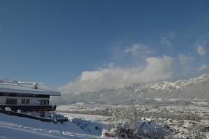 paisagem de montanha do inverno foto