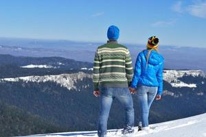 jovem casal na cena de neve do inverno foto