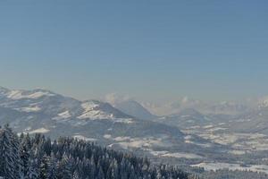 paisagem de montanha do inverno foto