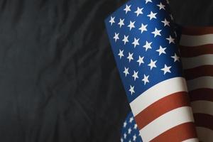 o conceito do dia dos veteranos bandeira dos estados unidos da américa em fundo preto. foto