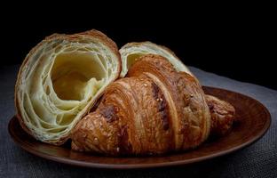 croissants em um prato de cerâmica. pastéis frescos. foto