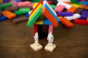 a casa de construção multicolor do domino na imagem da mesa de madeira. foto