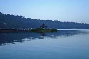 pavilhão chinês perto do lago tranquilo no início da manhã foto